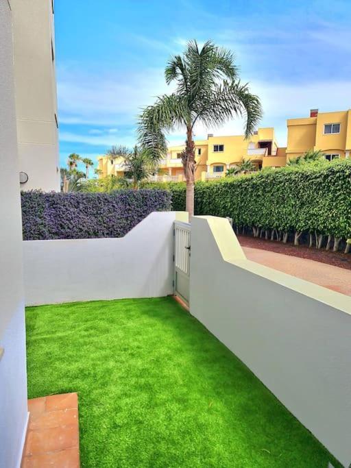 Homely Apt In Modern Building With Pool San Miguel de Abona Luaran gambar